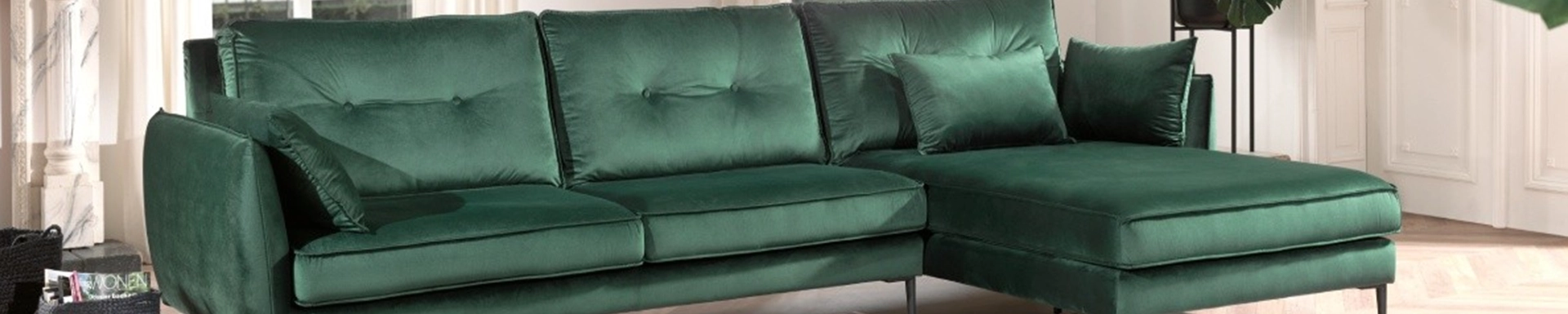sofa z poduszkami kolorowymi