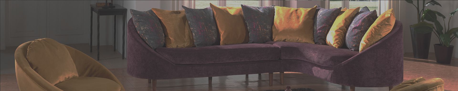 sofa z poduszkami kolorowymi